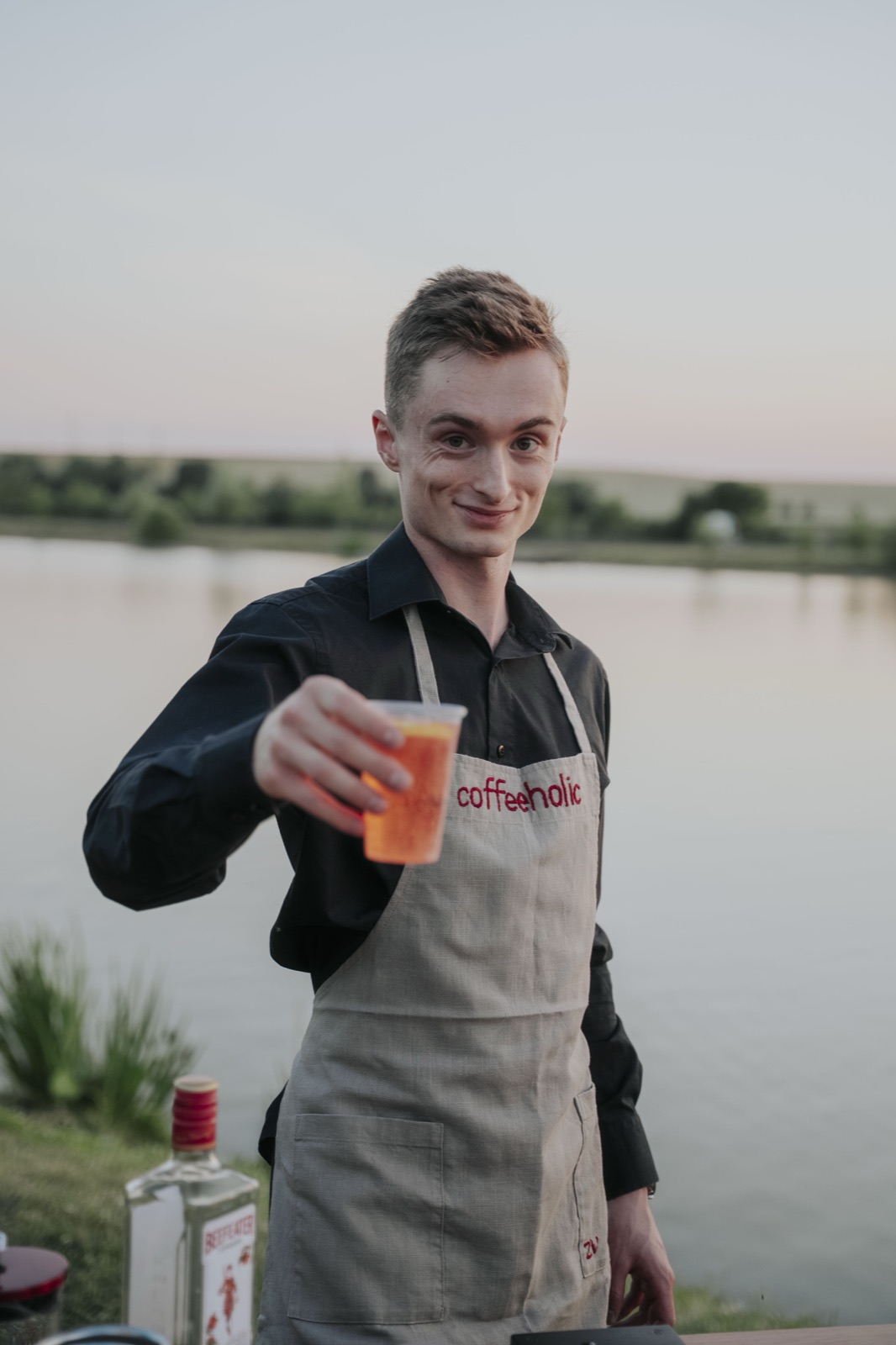 Barista podává drink