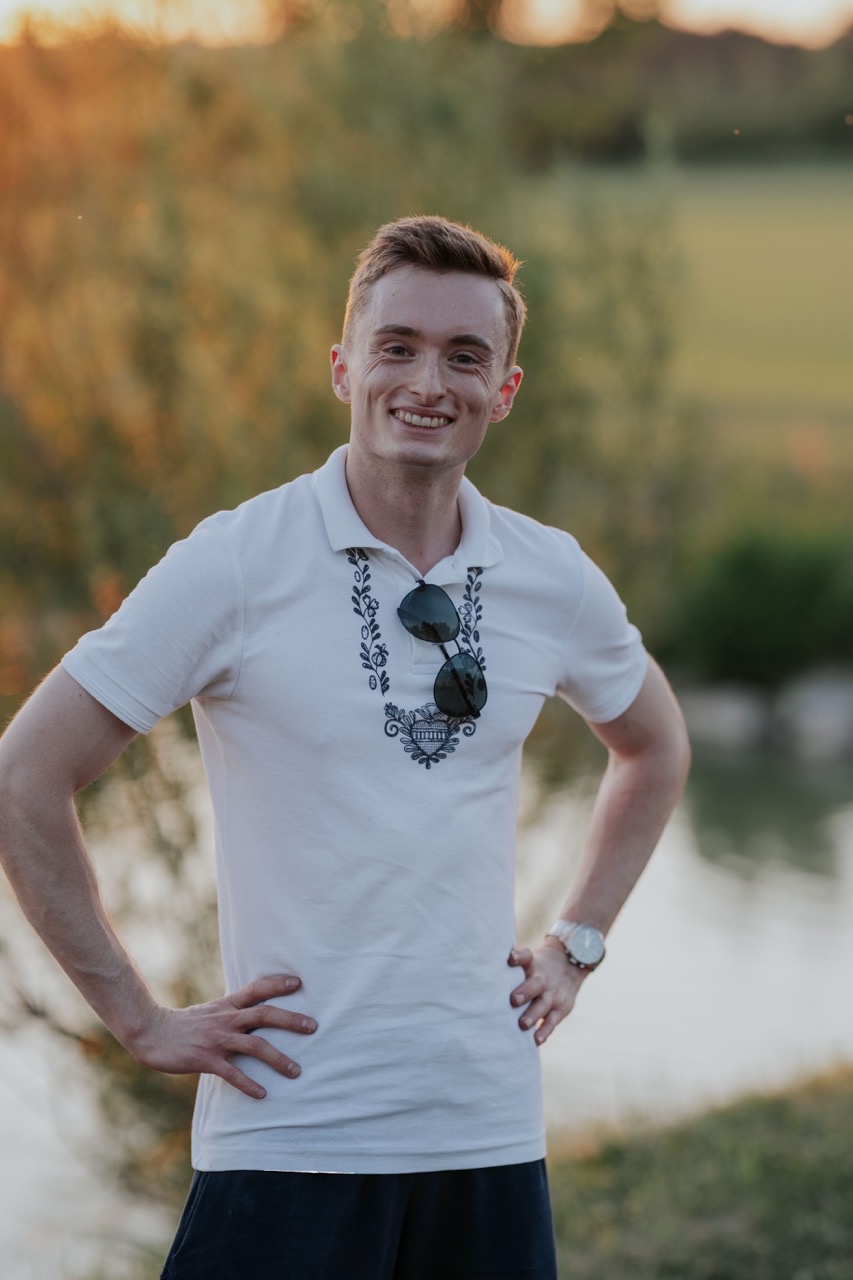 Zakladatel Radosti a Kofeinu